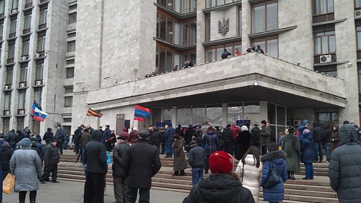 В Донецкий облсовет вошли пророссийские активисты: все видео за день