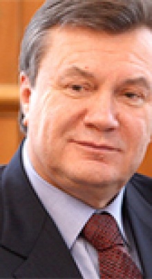 Янукович обещает дать красному флагу «зеленый свет»