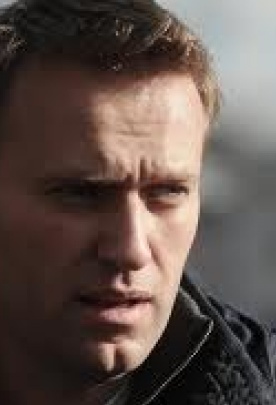 Навальный пришел в суд обжаловать результаты выборов с 20 коробками доказательств