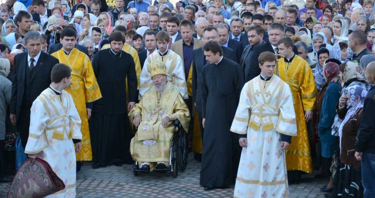 Митрополит Владимир в Горловке освятил храм и провел литургию на коляске