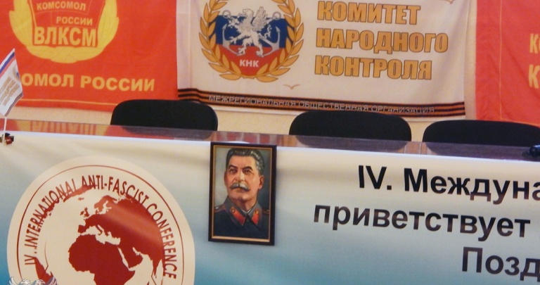 На баннере «антифашистского» съезда «ЛНР» неправильно написали слово «антифашистский»