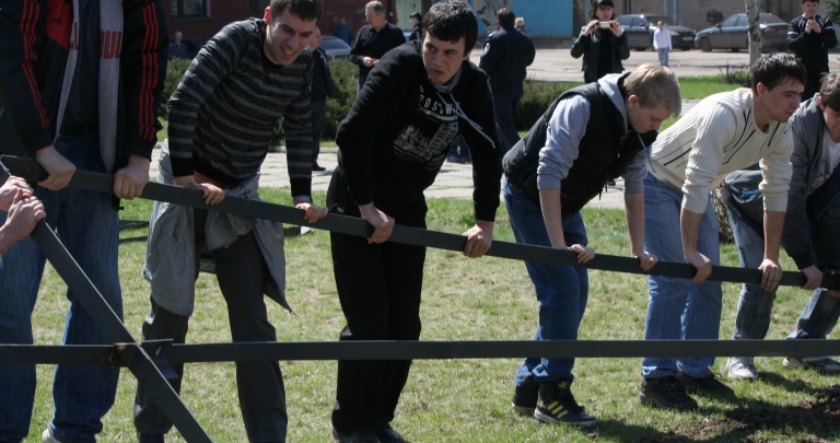 Жители Донецка на Пасху снесли забор будущего храма (ФОТО) ВИДЕО