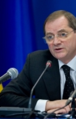 Янукович уволил Васильева