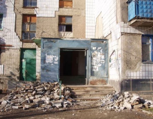 Над подъездом дома в самом центре Горловки рухнул козырек