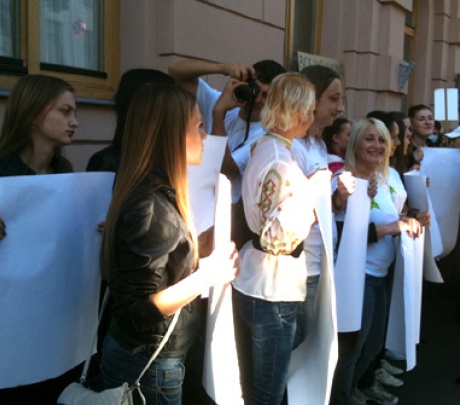 Под Радой протестуют журналисты, выступающие против закона о клевете