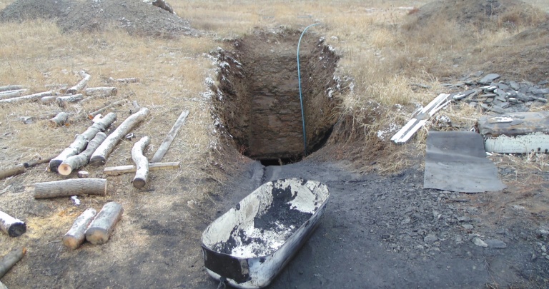 На копанке в оккупированной Бугаевке уголь добывали с помощью ванны и «Москвича»