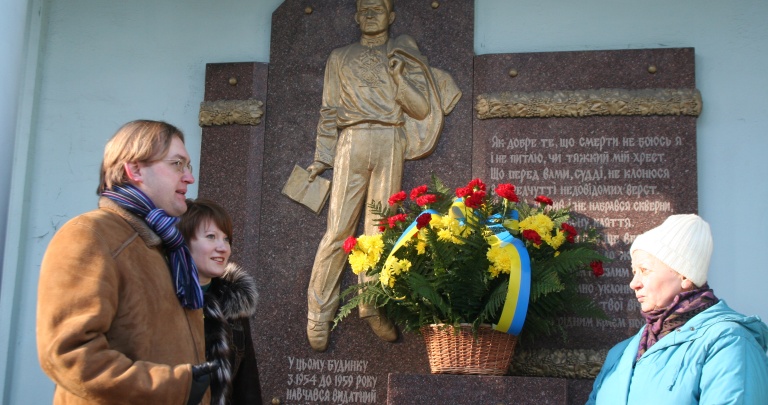 Представители местной власти Донеччины возложили цветы к мемориальной доске Стуса в честь Дня Героев Крут