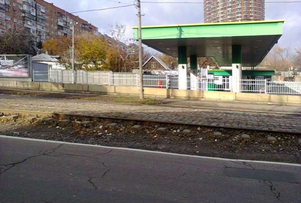 В Донецке бензин остался только на заправках одной сети