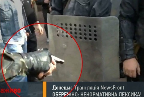 В Донецке сепаратисты взяли штурмом прокуратуру и сожгли флаг Украины. Стреляли в милицию