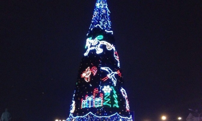 Донецк зажег новогоднюю елку на площади Ленина