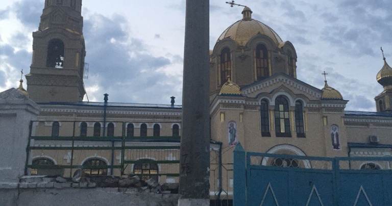 Последствия урагана в Луганске: Ветром срывало крыши и гнуло кресты на церквях ФОТО