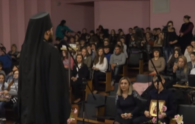 «Патриотизму» и духовности школьников Луганска обучают священники Московского патриархата