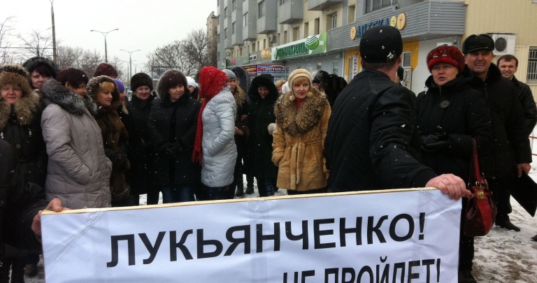 70 предпринимателей требовали сохранения торговых павильонов на Привокзальной площади Донецка
