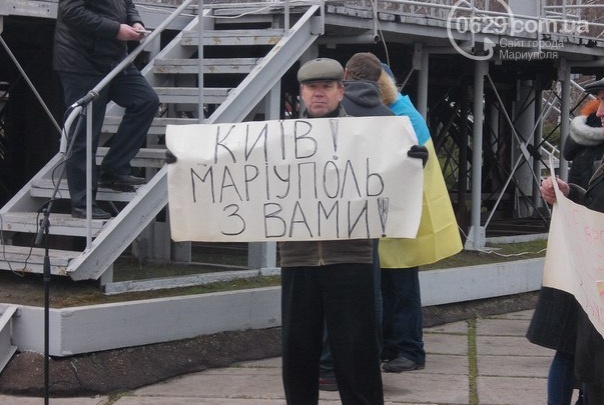 Как мариупольцы митингуют на Евромайдане в Киеве и в родном городе