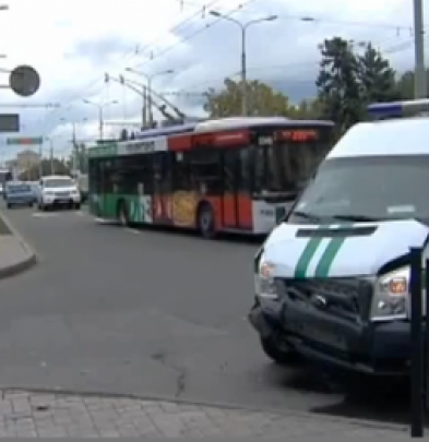 Инкасаторская машина устроила ДТП в центре Донецка