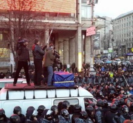 Милиционеры заблокировали участников митинга на Майдане Независимости