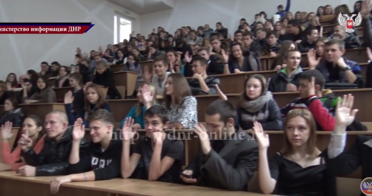 Студентов в оккупации приучают к «партийным» организациям Захарченко