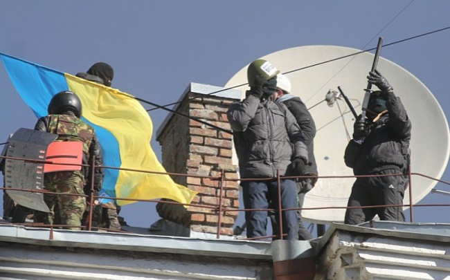 На крышах домов в правительственном квартале - бойцы с ружьями