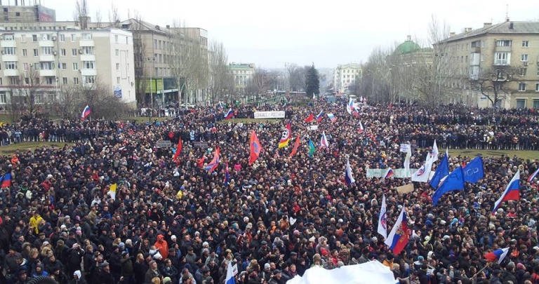Сепаратистские митинги в городах Донецкой области прошли по одному сценарию - обзор