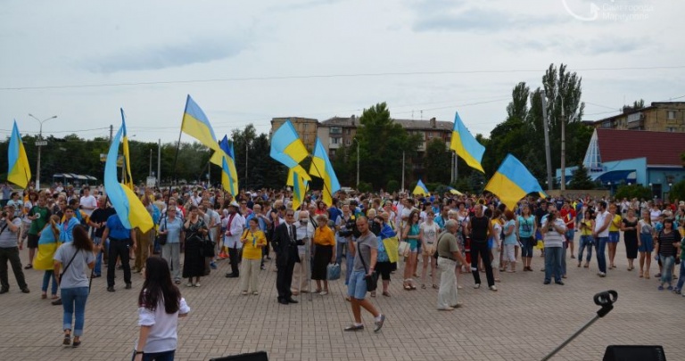 В Мариуполе отметили месяц со дня освобождения города от ДНР: развернули самый большой флаг Украины