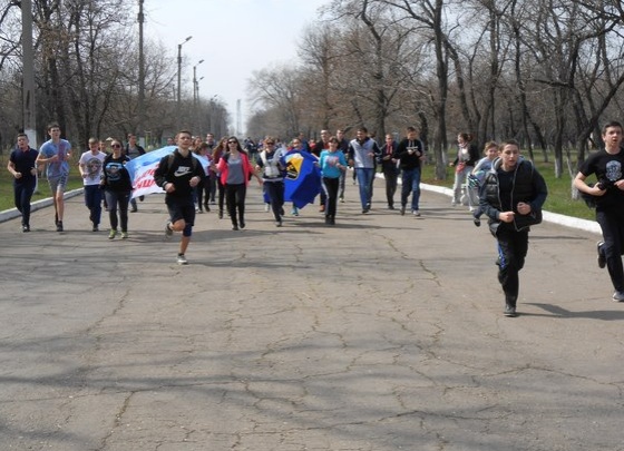 По оккупированному Перевальску бегали студенты с флагами РФ и «ЛНР»