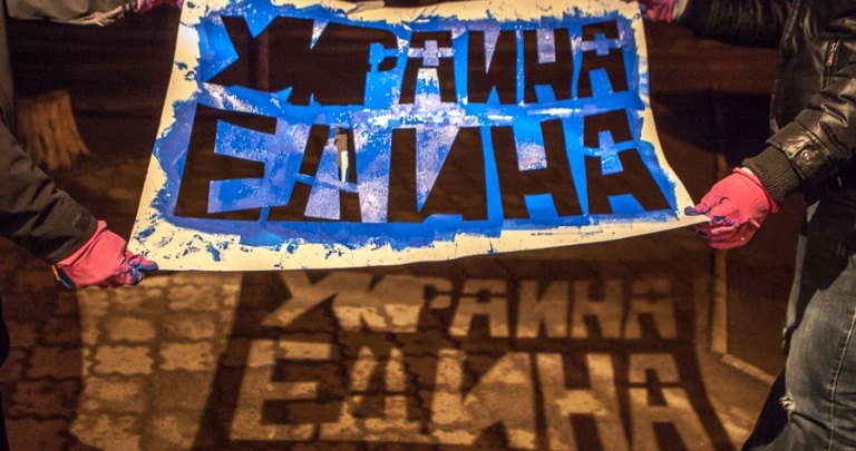 Ночью в Донецке рисуют патриотические граффити и развешивают флаги Украины