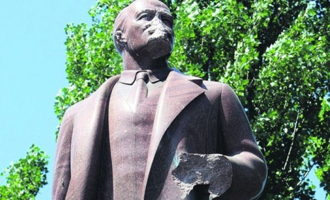 Памятник Ленину с отбитым носом и рукой, Киев