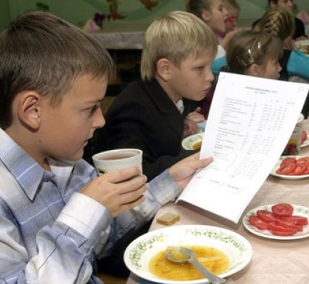 В следующем году школьники Донецка могут остаться без питания. Правительство решило сэкономить на образовании