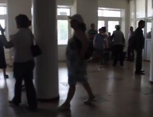 Представители ДНР захватили первый этаж Артемовского горсовета. Требуют отменить выборы