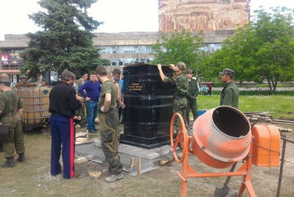 В оккупации хотят установить памятник боевику Мозговому, но боятся «ЛНР»