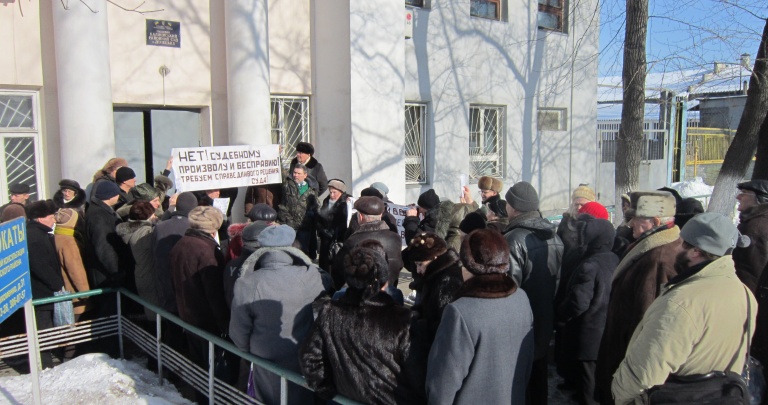 В Донецке 80 человек митингуют у здания суда
