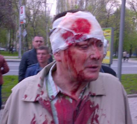 На мирный митинг в Донецке напали люди с георгиевскими лентами и битами - видео/фото - обновляется