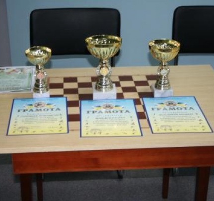 Депутат наградил призеров чемпионата Донецка по шахматам