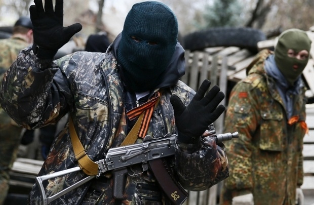 В Славянске террористы избивают заложников - видео
