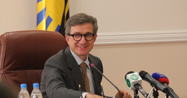 Донецкий губернатор надеется, что президентом станет тот, кто сможет объединить восток и запад