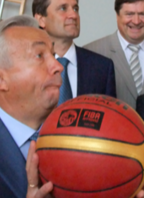 Ахметов и мэр Донецка погоняли мяч на 1 сентября - фото