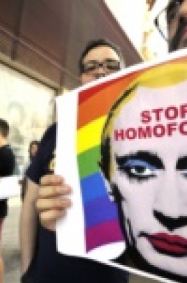 Российская полиция конфисковала картину с Путиным в женском белье